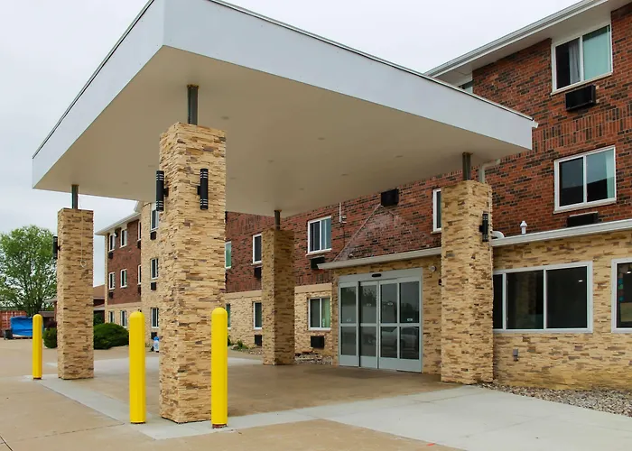 Clarion Pointe Bettendorf - Quad Cities