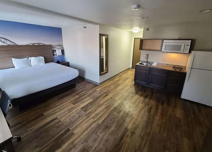 Clarion Pointe Bettendorf - Quad Cities