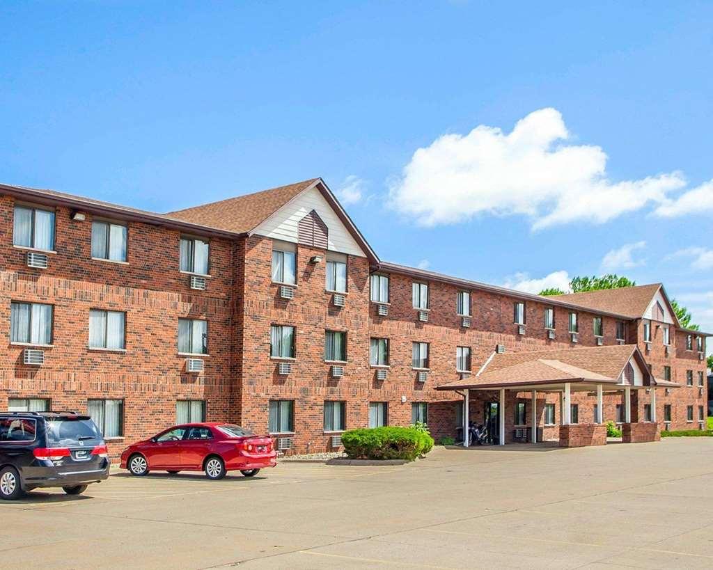 Clarion Pointe - Quad Cities Hotel