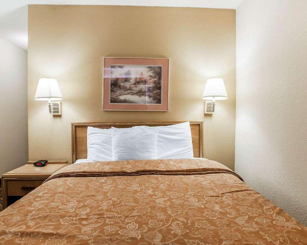 Hotel Clarion Pointe - Quad Cities 2*