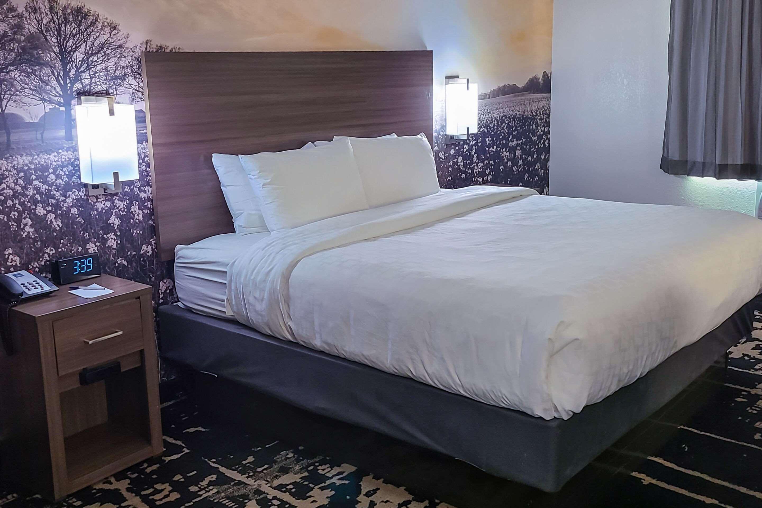 Clarion Pointe - Quad Cities 2*