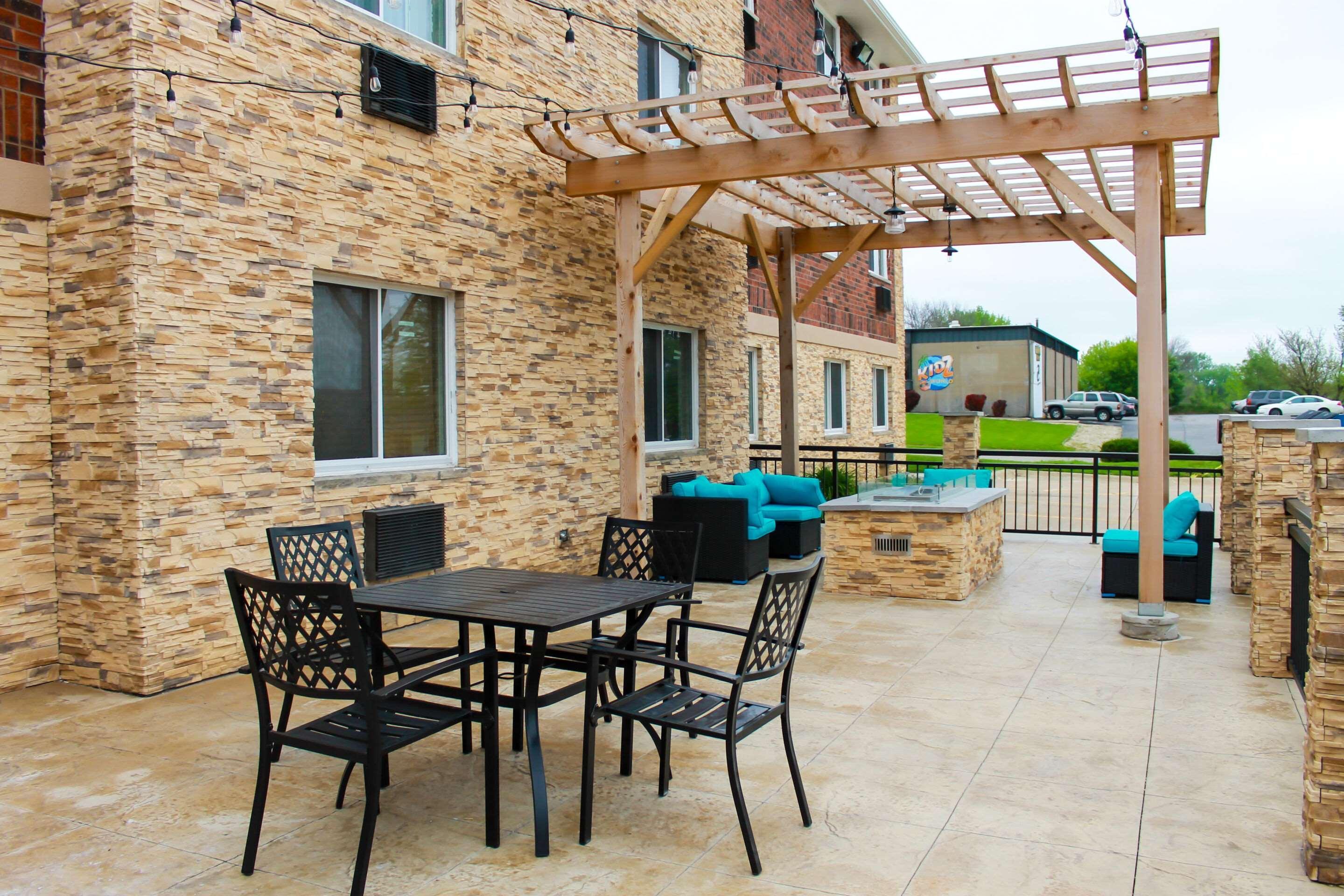 Clarion Pointe - Quad Cities