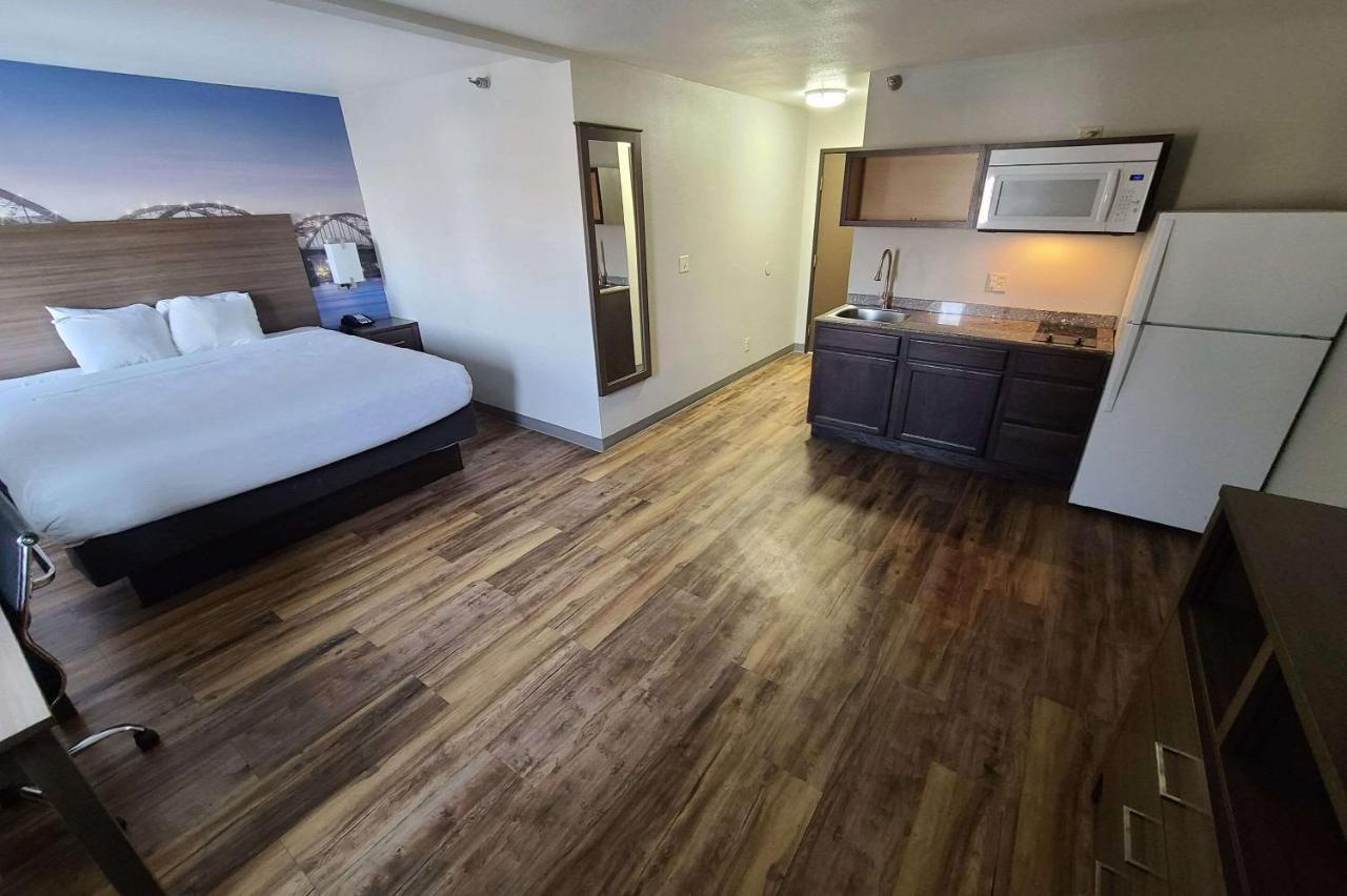Clarion Pointe - Quad Cities