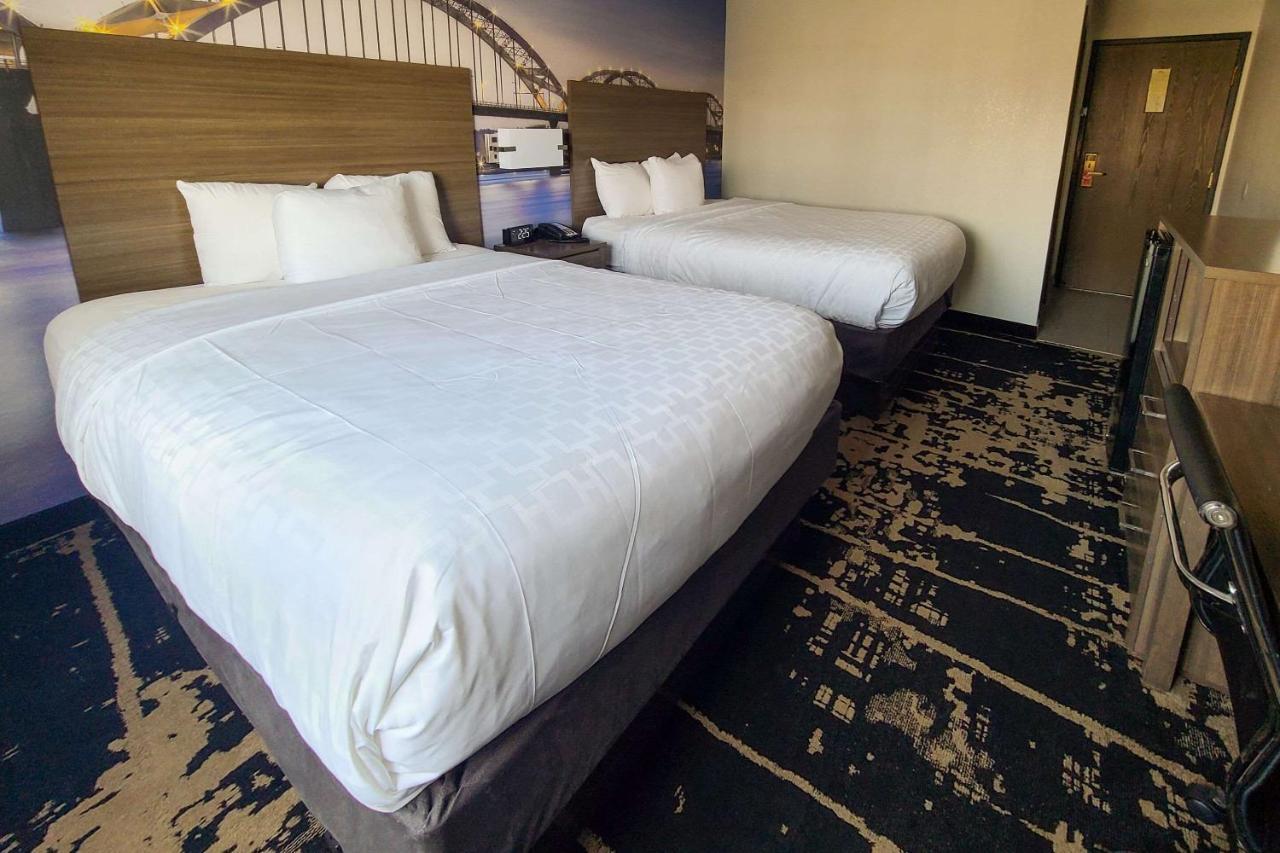 Hotel Clarion Pointe - Quad Cities 2*