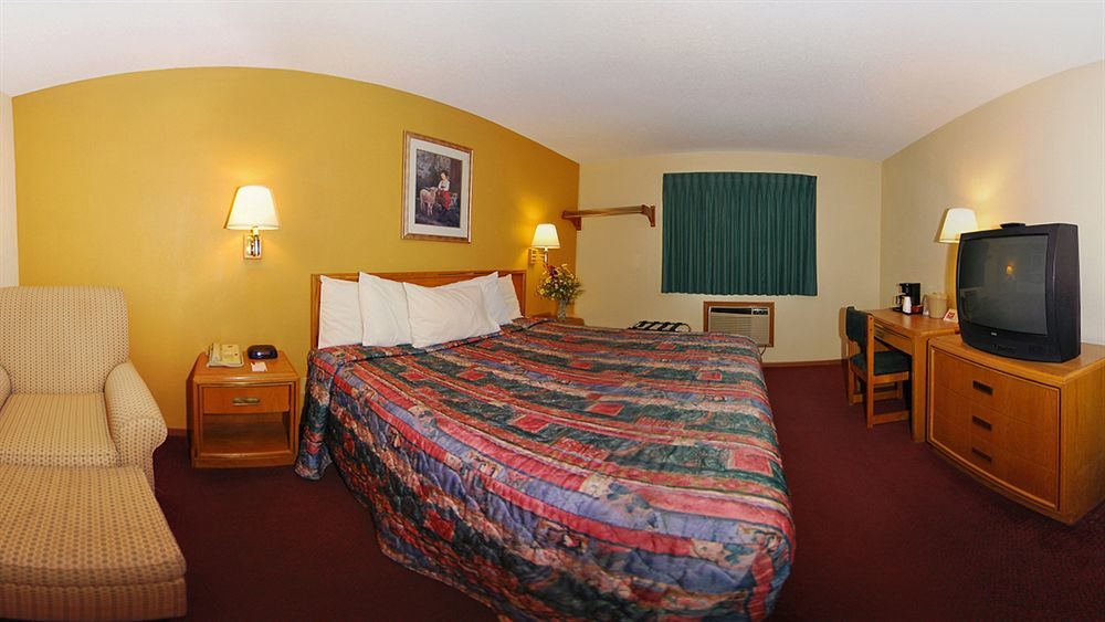 Clarion Pointe - Quad Cities Hotel Bettendorf
