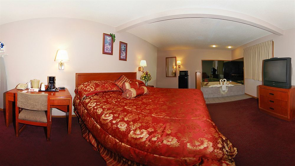 Clarion Pointe - Quad Cities Hotel